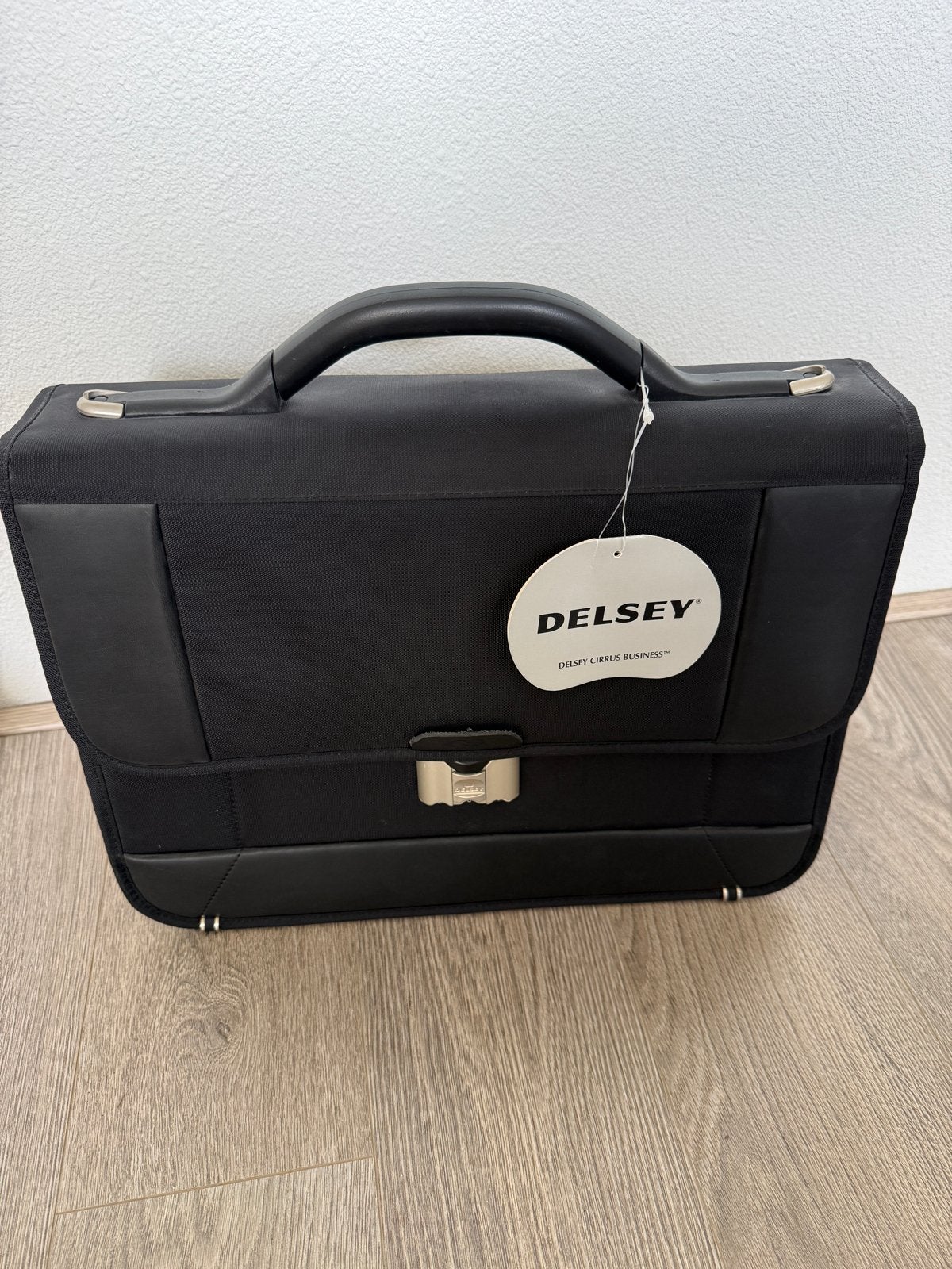 Donkerblauwe DELSEY aktetas - Nieuw met label, Sieraden, Tassen en Uiterlijk, Koffers, Ophalen of Verzenden