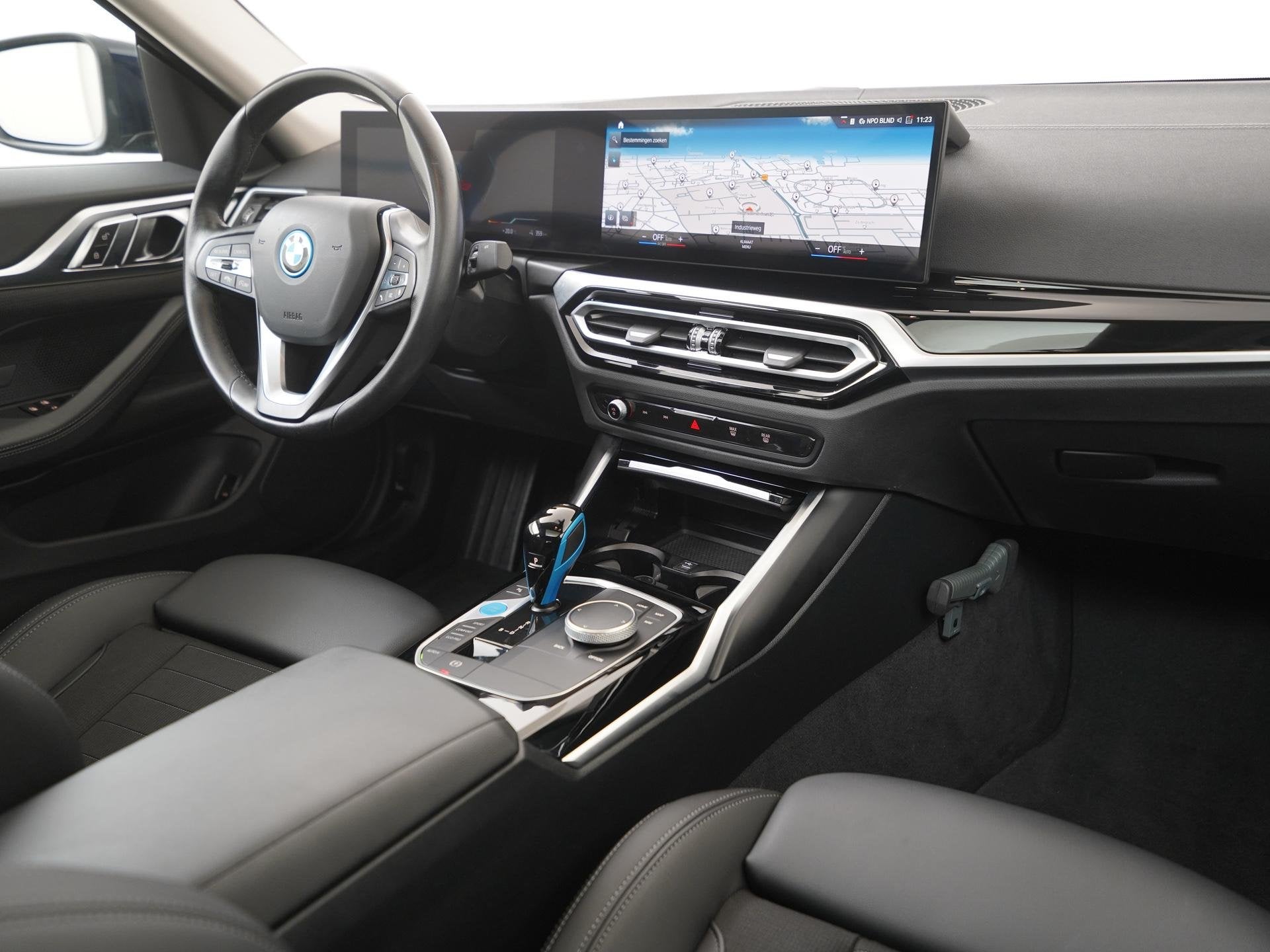 BMW i4 eDrive40 84 kWh | Schuifdak | ACC Stop&Go | Zondag Op, Auto's, 12 maanden, Achterwielaandrijving, Blauw, Leder en Stof