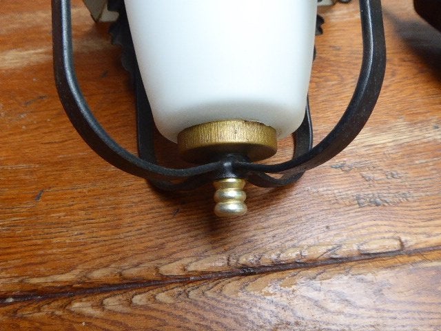 Vintage smeedijzeren hang lampje met opaline glas, Ophalen of Verzenden