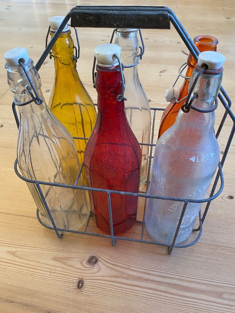 Vintage flessenrek met 6 gekleurde flessen, Antiek en Kunst, Curiosa en Brocante, Ophalen