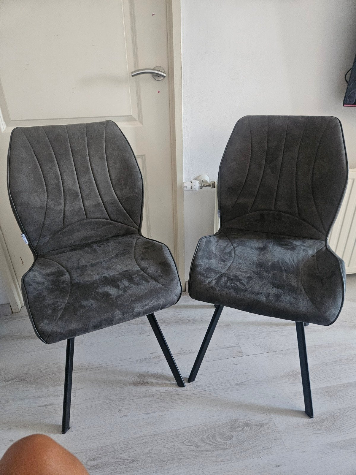 Gratis af te halen! 2x Donkergrijze eetkamerstoelen -, Twee, Ophalen of Verzenden, Zo goed als nieuw, Stof