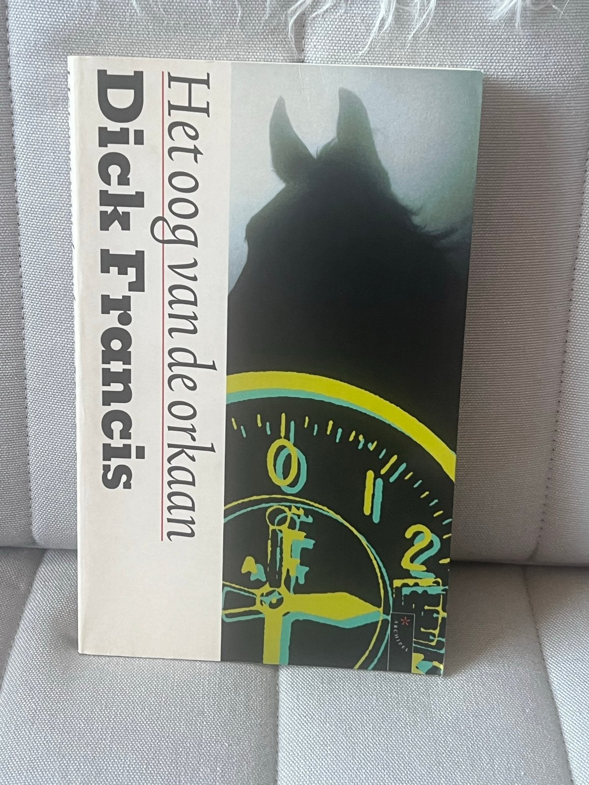 Het oog van de orkaan - Dick Francis (paperback), Ophalen of Verzenden, Gelezen, Nederland