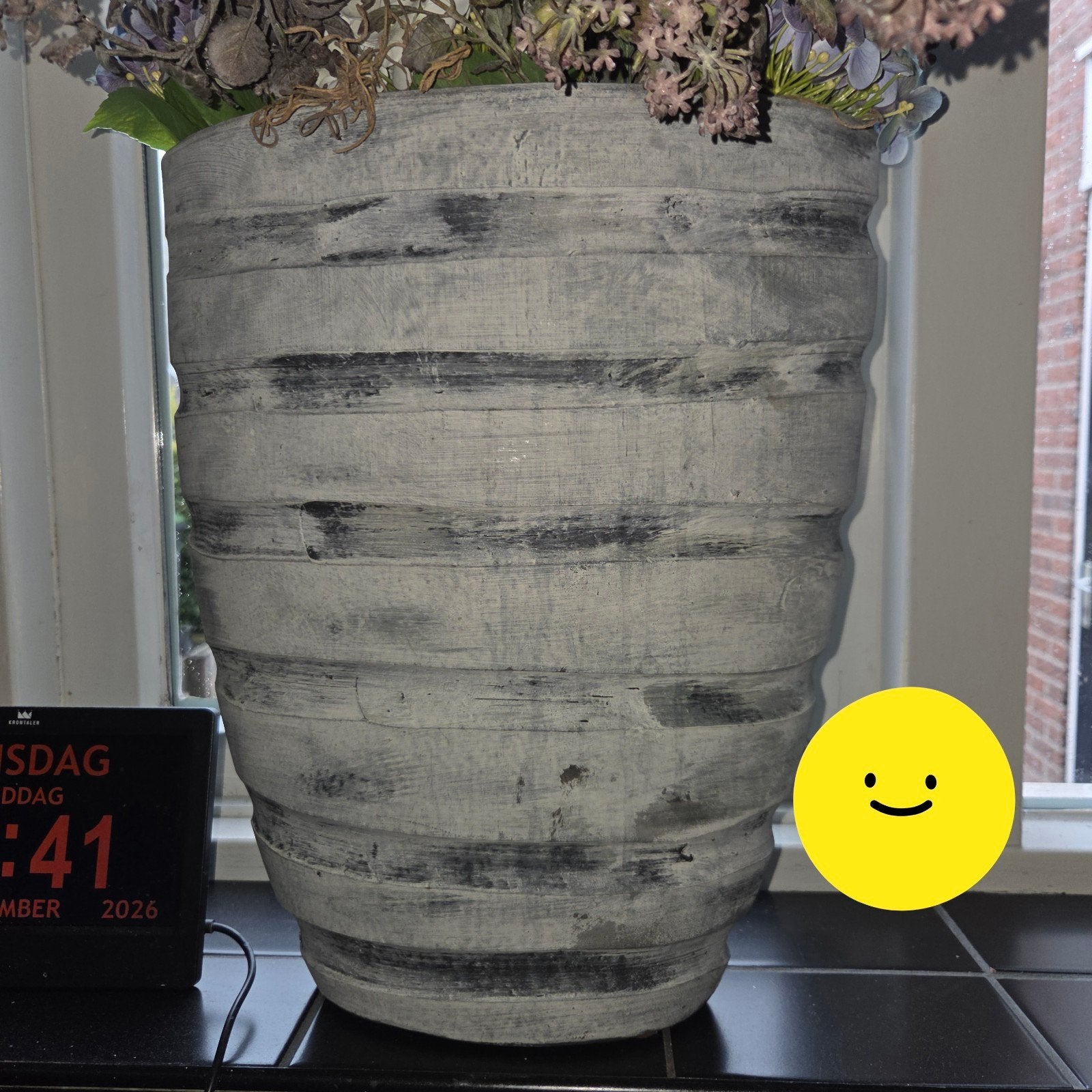 2 mooie bloempotten grijstinten, Huis en Inrichting, Woonaccessoires | Vazen, Ophalen, Zo goed als nieuw, Inclusief decoratie
