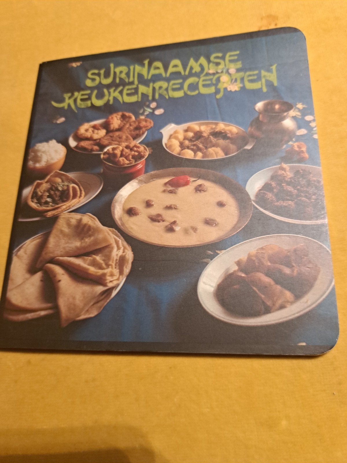 Surinaamse Keukenrecepten - Groot Surinaams Kookboek, Boeken, Ophalen of Verzenden, Zo goed als nieuw, Stichting Krosbe, Overige typen