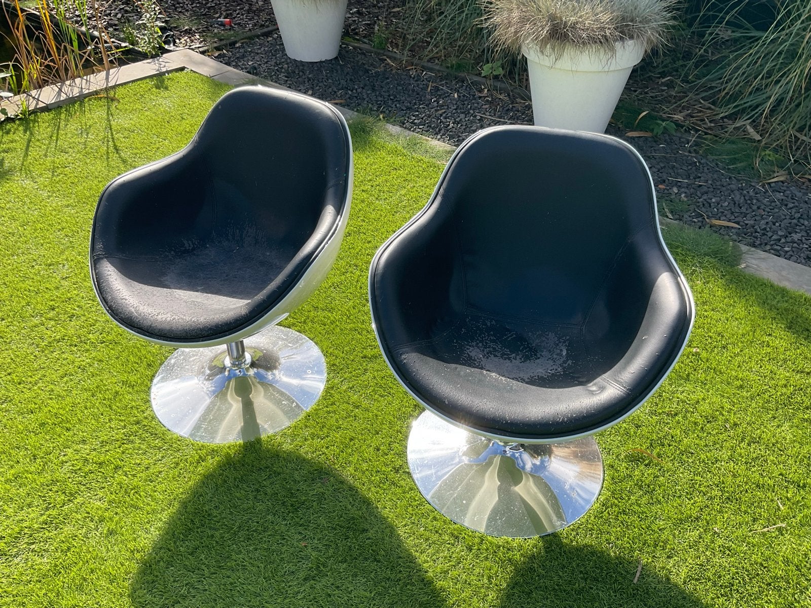 Gratis af te halen: Twee witte kuipstoelen (opknappers), Ophalen, Kunststof, Gebruikt, Twee