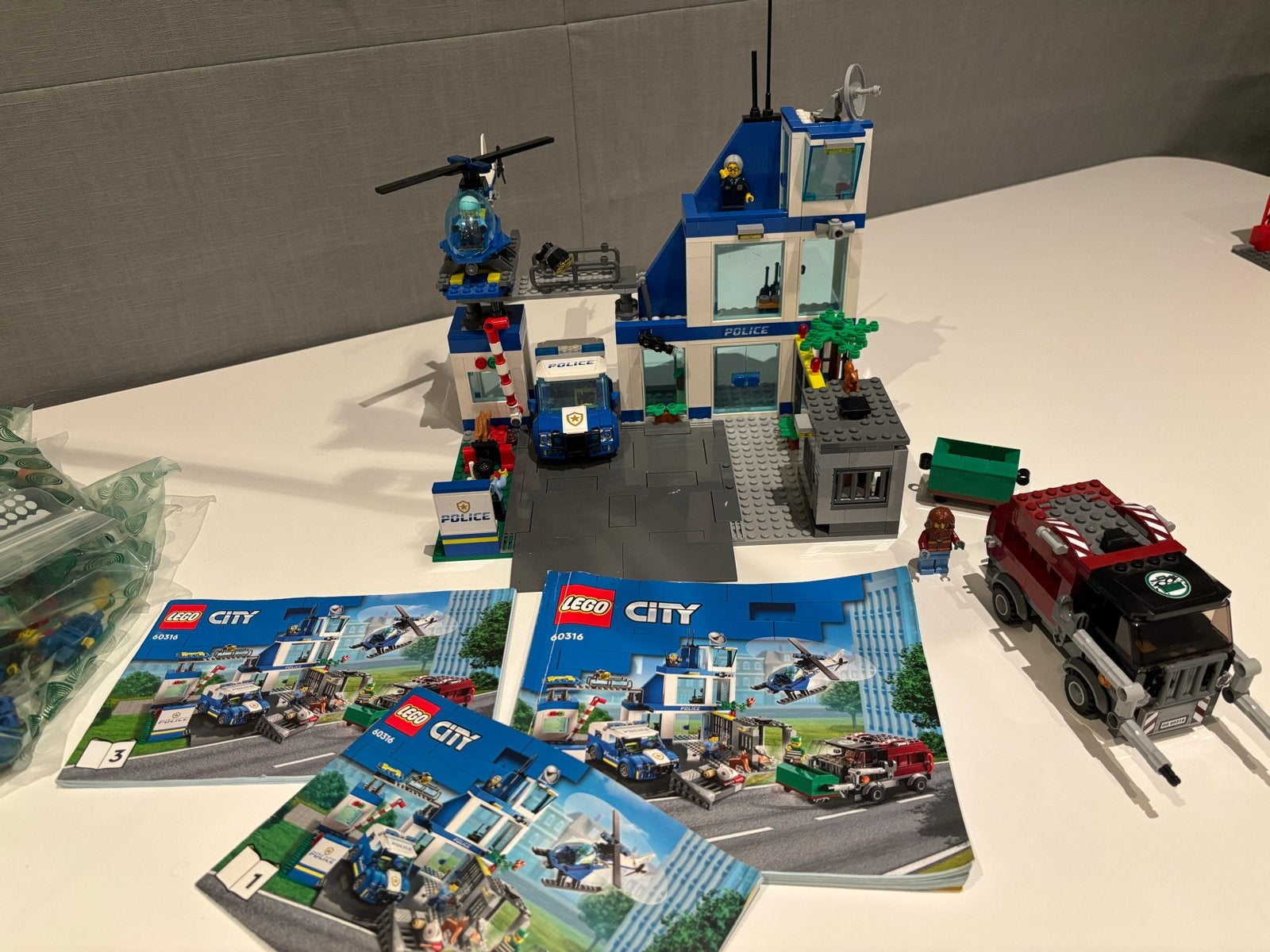 LEGO City Politiebureau 60316 met helikopter en auto's