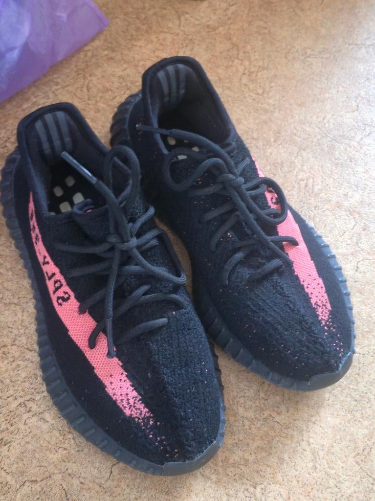 Yeezy Boost 350 Core Black Red maat 38, Ophalen of Verzenden, Adidas, Gedragen, Sportschoenen