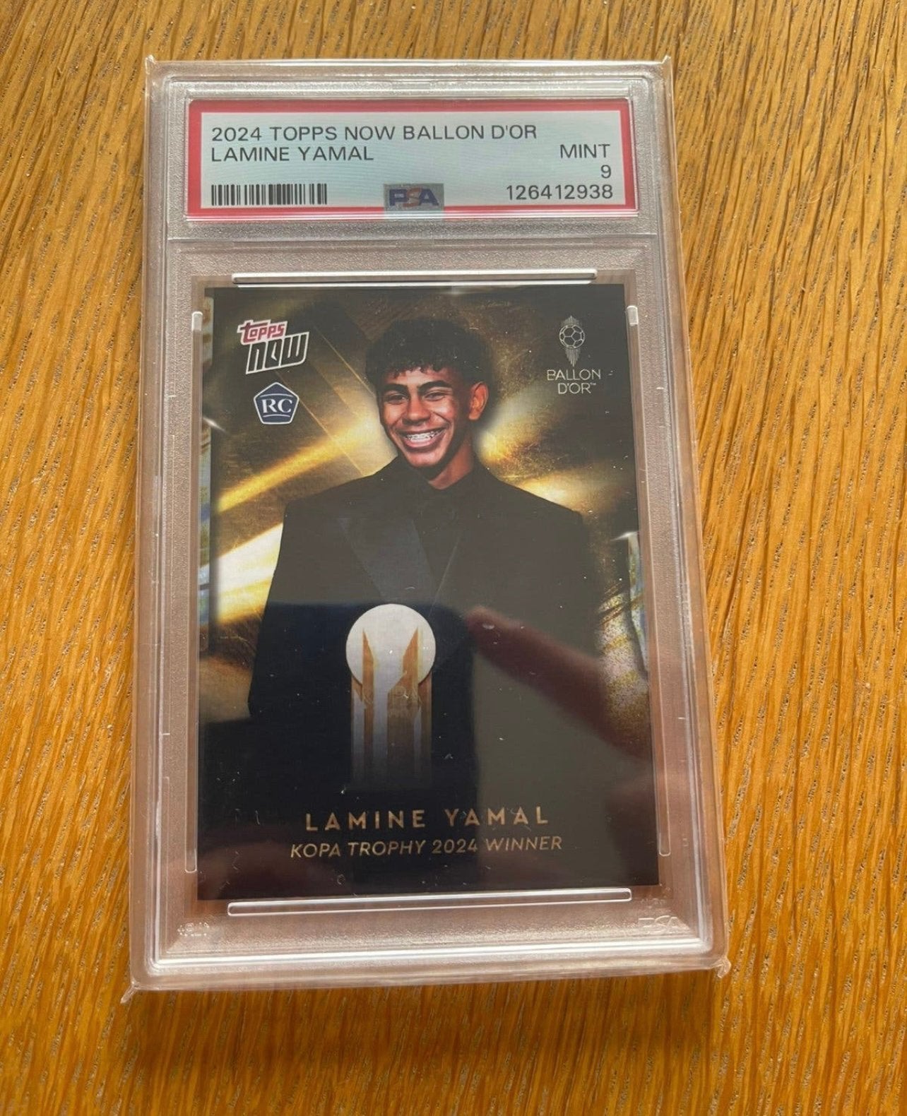 Lamine Yamal Rookie Card PSA 9 Topps Ballon d’Or Kopa Trophy, Ophalen of Verzenden, Zo goed als nieuw, Plaatje