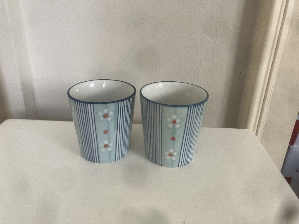 Twee mooie blauw witte mokken, Ophalen of Verzenden, Zo goed als nieuw, Overige stijlen, Kop(pen) en/of Schotel(s)