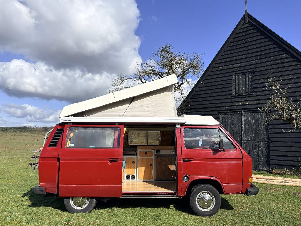 Volkswagen T3 camper (1988) met hefdak - APK t/m juni 2028, Caravans en Kamperen, Campers, Buscamper of Camperbus, Volkswagen