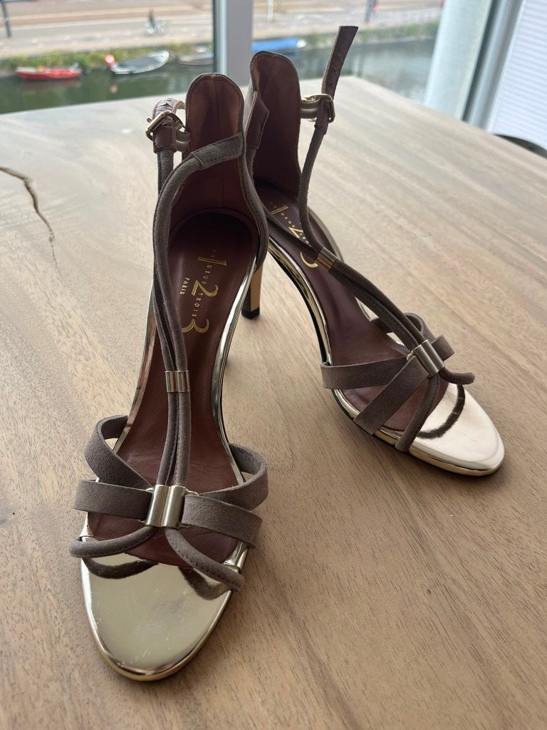 GEHEEL NIEUW 1-2-3 Paris Suède Sandaletten met Hak (Maat 39), Kleding | Dames, Schoenen, Ophalen of Verzenden, Nieuw, Grijs