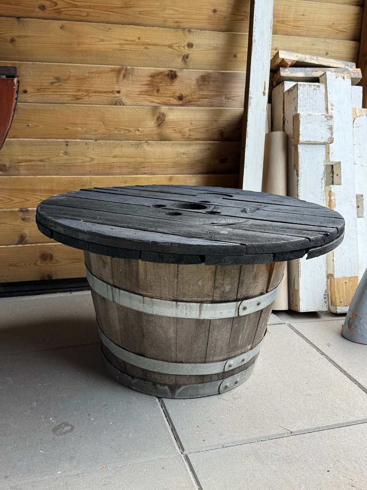 Unieke houten tafel van kabelhaspel en wijnvat, Gebruikt, Rond, 55 tot 75 cm, Hout