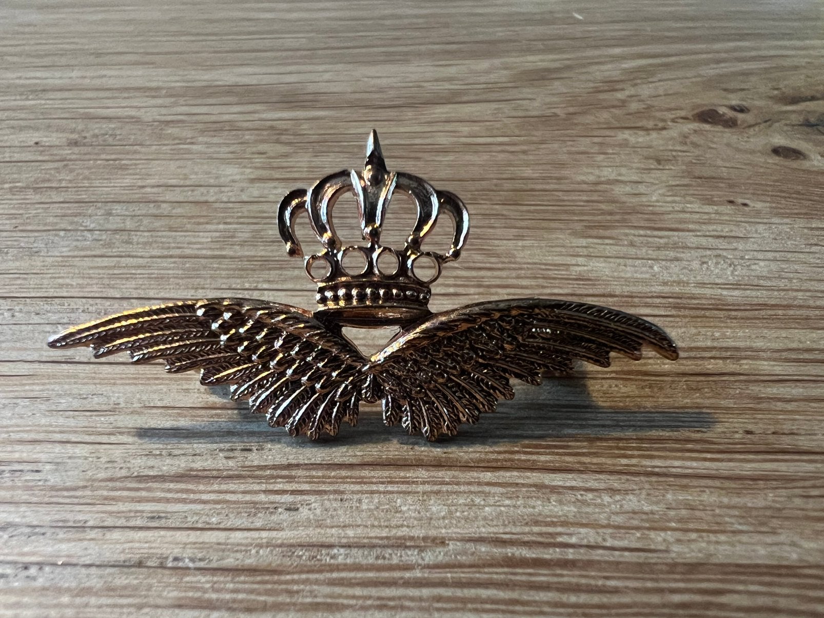 Goudkleurige metalen Luchtmacht wing, Verzamelen, Ophalen of Verzenden, Luchtmacht, Nederland, Embleem of Badge