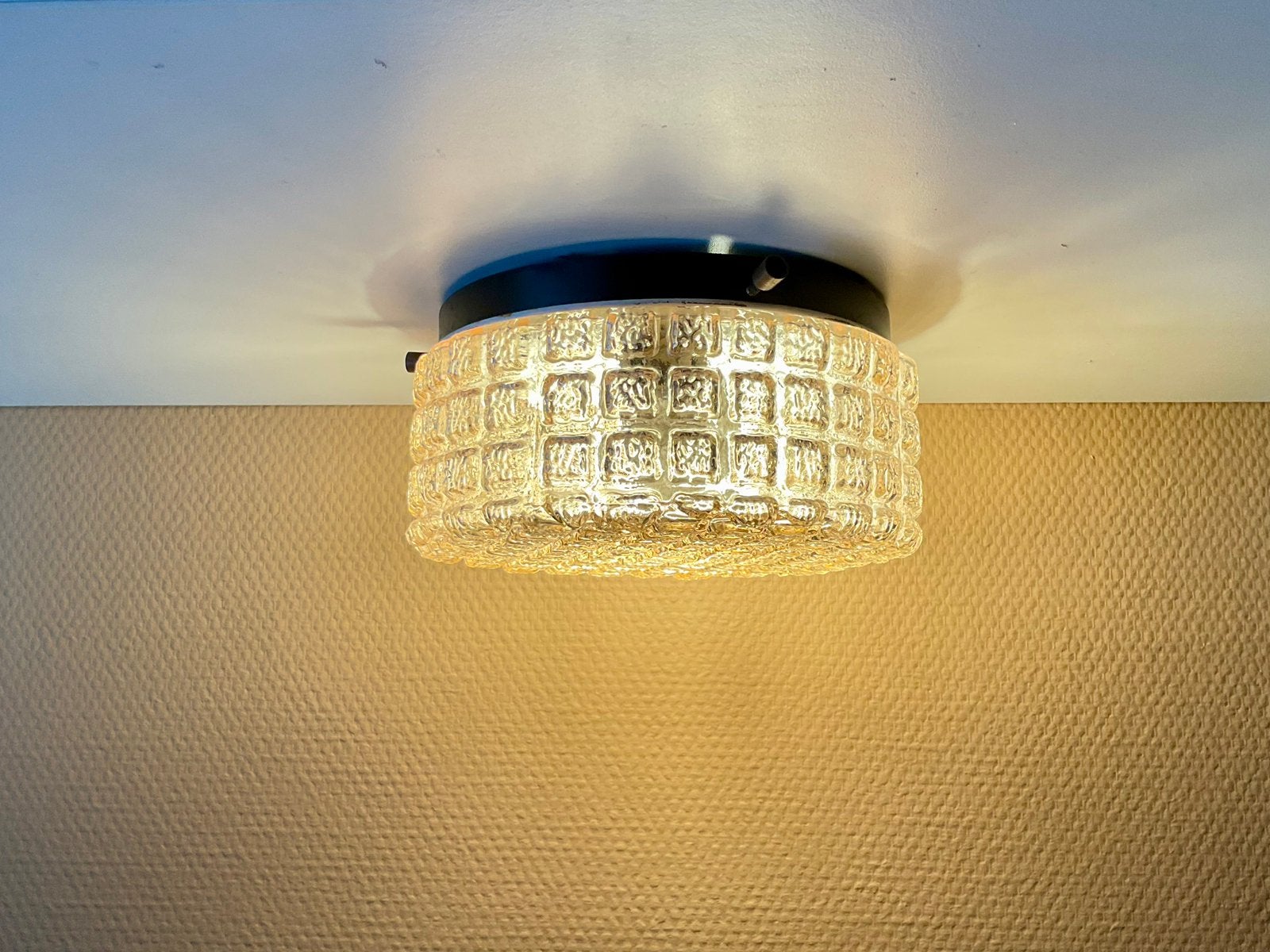 Vintage plafondlamp met bewerkt goudkleurig glas, Huis en Inrichting, Lampen | Plafondlampen, Gebruikt, Glas, Plafondlamp, E27 (groot)