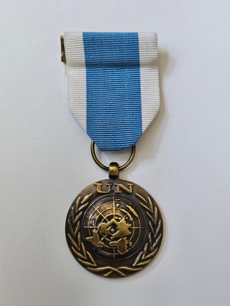 UN VN medaille onderscheiding speciale service, Ophalen of Verzenden, Landmacht, Nederland, Lintje, Medaille of Wings