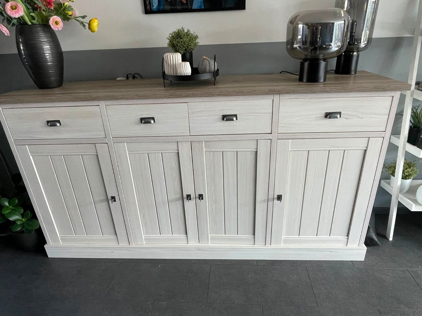 dressoir wit met bruin bovenblad 215x50
hoog 112
Z.G.A.N, Ophalen, 25 tot 50 cm, 100 tot 150 cm
