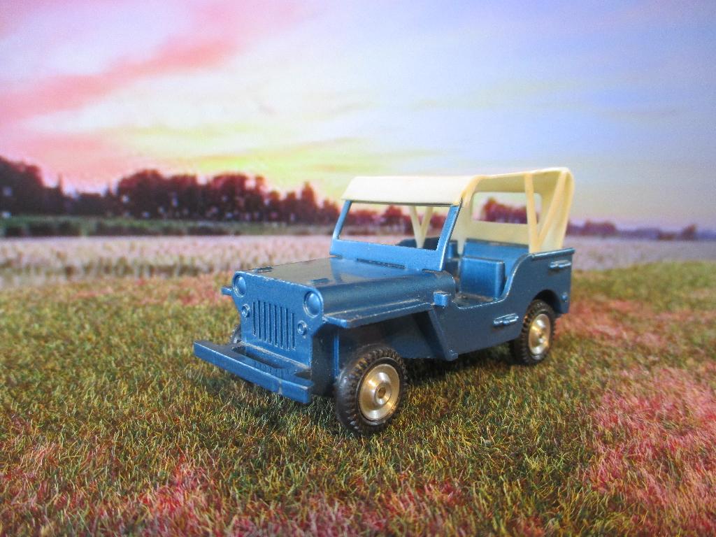 1/43 Willy's Jeep Gama in nieuwstaat met originele soft-top, Hobby en Vrije tijd, Modelauto's | 1:43, Ophalen of Verzenden, Zo goed als nieuw