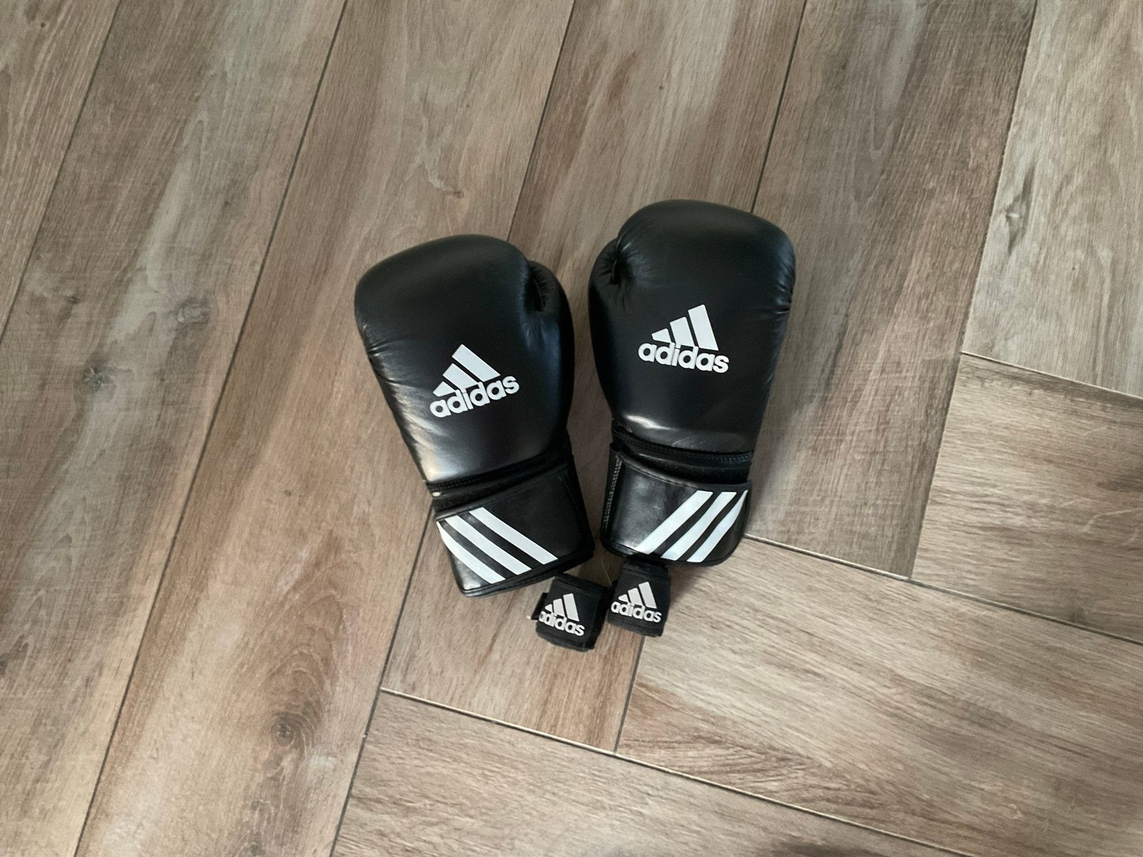 Adidas bokshandschoenen S met bandages, Ophalen of Verzenden, Zo goed als nieuw, Bokshandschoenen