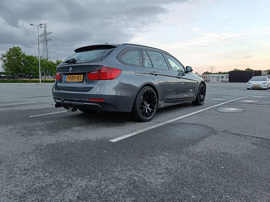 BMW 3-Serie 1.6 316I Touring AUT 2013 Grijs, Auto's, Automaat, Zwart, 4 cilinders, 1445 kg