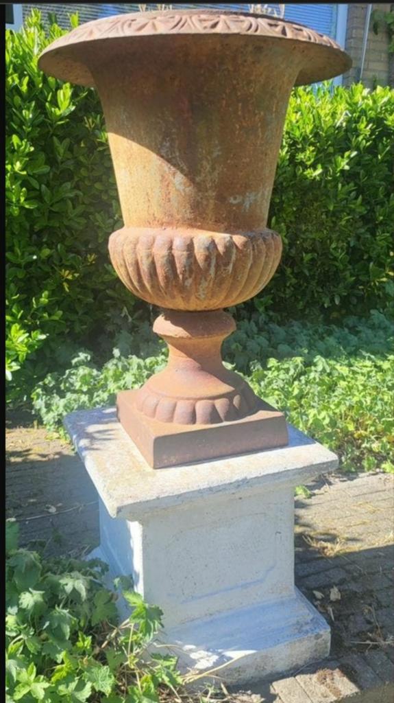 Gietijzeren vazen op sokkel, Tuin en Terras, Ophalen