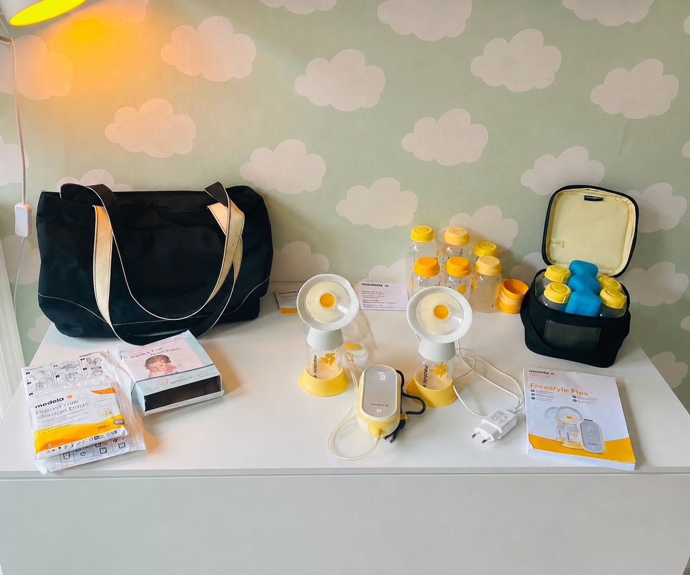Medela Freestyle Flex dubbele borstkolf – zeer complete set, Ophalen of Verzenden, Zo goed als nieuw, Borstkolf