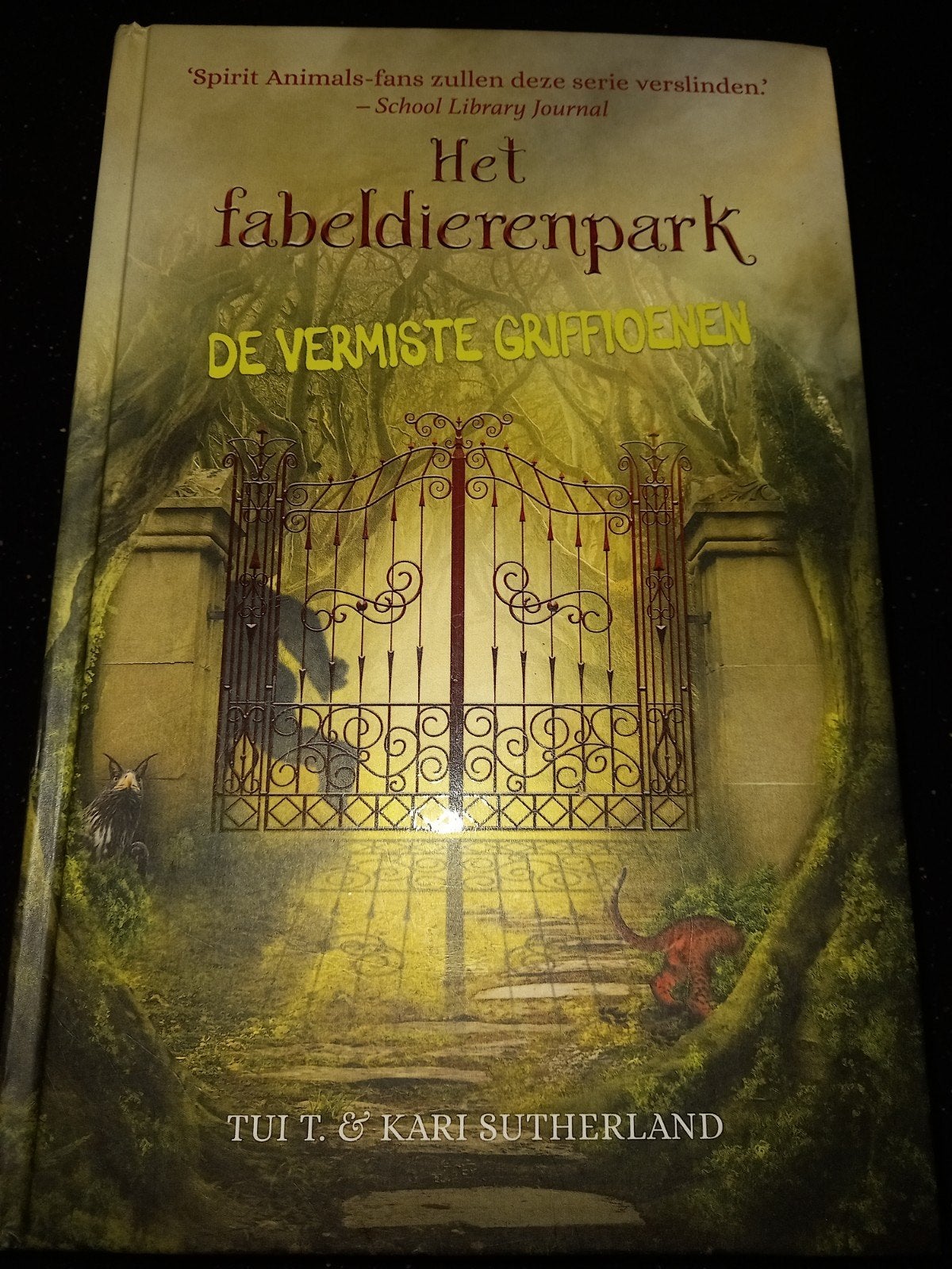 Kari Sutherland - De vermiste griffioenen, Boeken, Kari Sutherland; Tui T. Sutherland, Fictie algemeen, Ophalen of Verzenden, Zo goed als nieuw