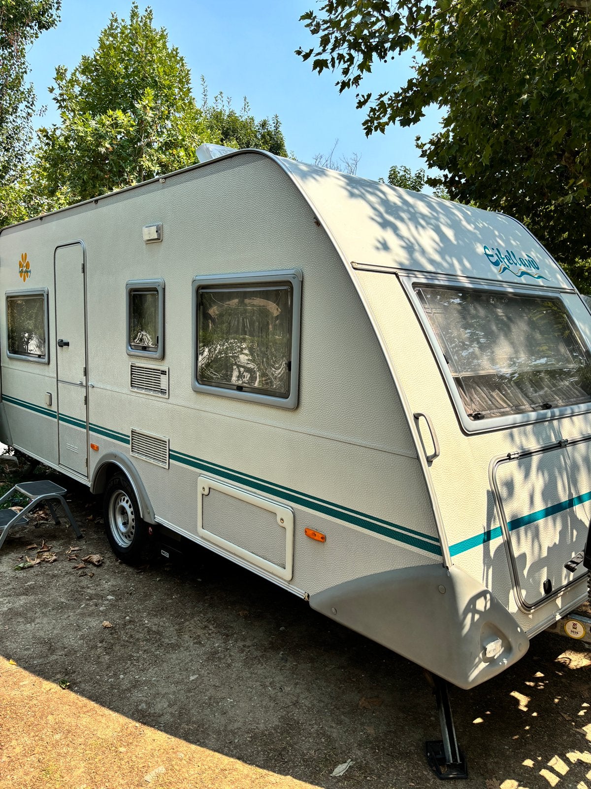 Knaus Eifelland 460 TU - Nieuwstaat, compleet en direct klaa, Vast bed, Rondzit, 750 - 1000 kg, Ringverwarming