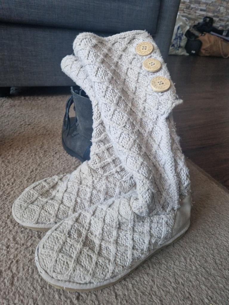 Uggs gebreide laarzen met knopen maat 39, Beige, Lage of Enkellaarzen, Ophalen of Verzenden, Gedragen