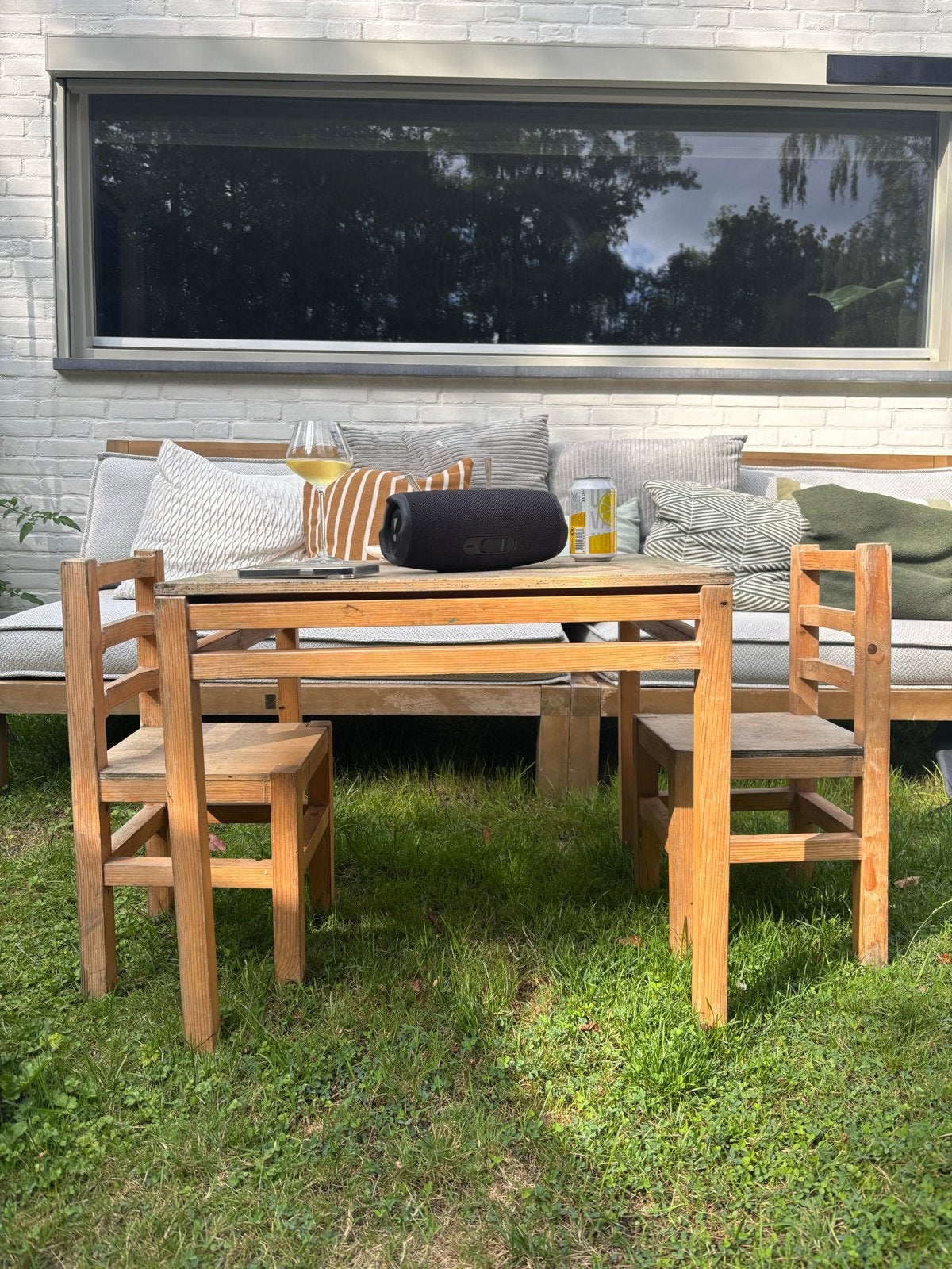 Houten kinder tafel met twee stoeltjes, Kinderen en Baby's, Kinderkamer | Tafels en Stoelen, Ophalen, Gebruikt, Tafel(s) en Stoel(en)
