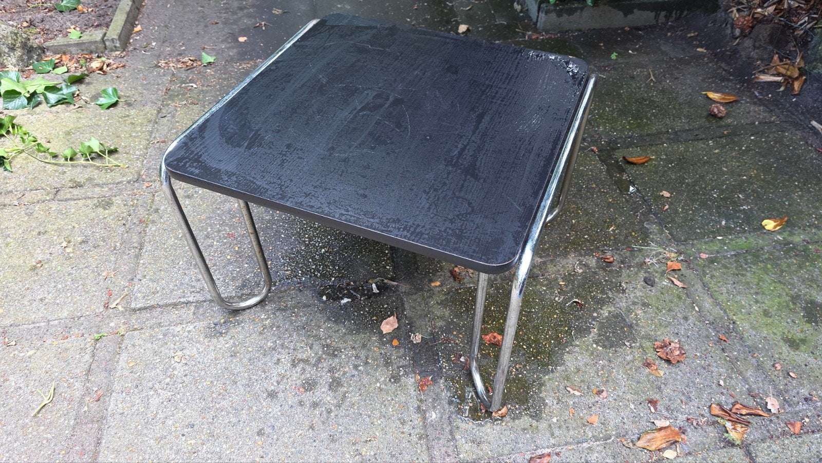 Zwart bijzettafeltje met metalen onderstel, Ophalen, Minder dan 45 cm, Minder dan 55 cm, Gebruikt