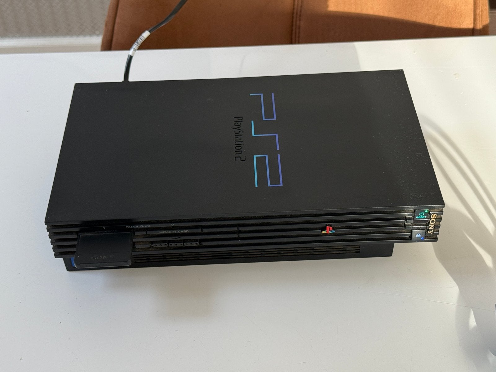 PlayStation 2 met controllers en kabels - Gaat aan, Spelcomputers en Games, Spelcomputers | Sony PlayStation 2, Gebruikt, Met 2 controllers
