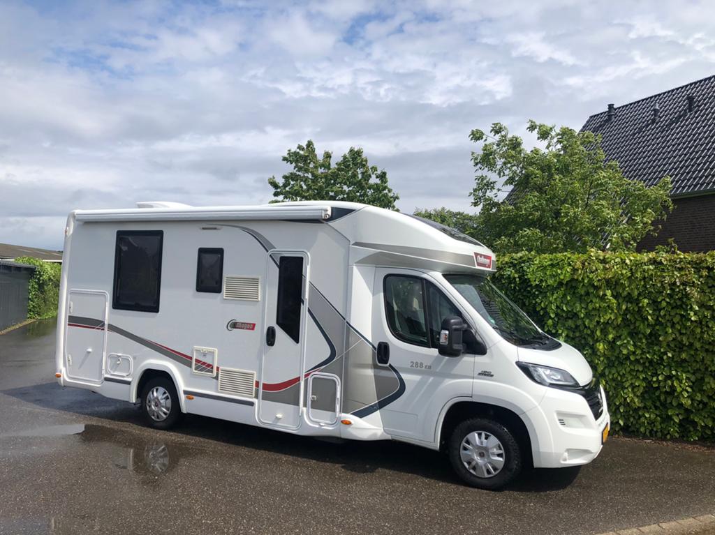 Nieuwstaat Challenger Mageo 288EB Queensbed + Hefbed VOL!, Caravans en Kamperen, Campers, 7 tot 8 meter, Particulier, Half-integraal