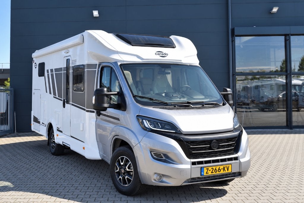 Carado T448 | 2023  | Enkele bedden + hefbed | E-fietsenlift, Caravans en Kamperen, Luifel, Ringverwarming, Fiat, Bedrijf