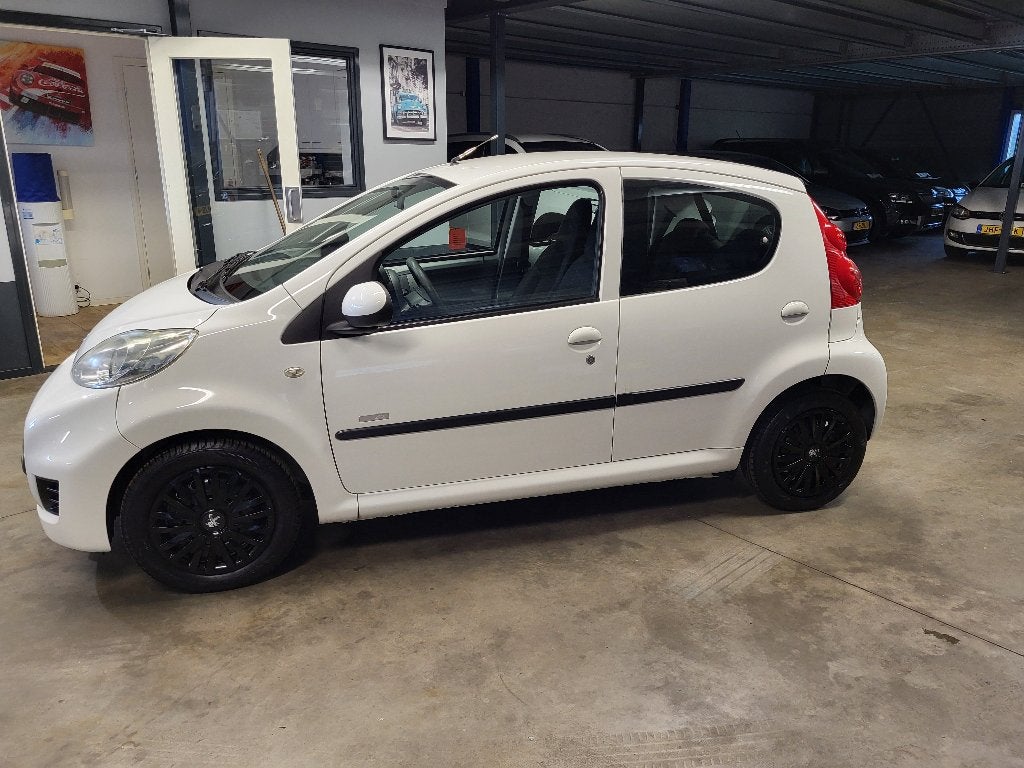Peugeot 107 1.0-12V Millesim 200 5-Drs. bj.2011 Wit / Airco, Voorwielaandrijving, Stof, 4 stoelen, Origineel Nederlands
