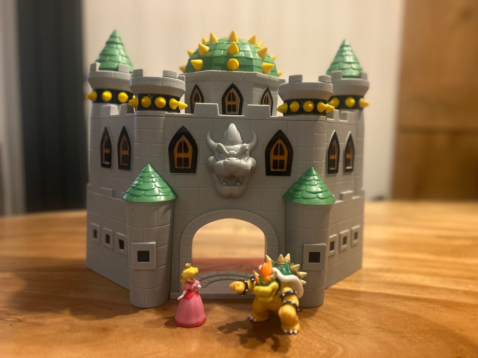 Groot Bowser kasteel met geluid inclusief Peach en Bowser, Ophalen of Verzenden, Gebruikt