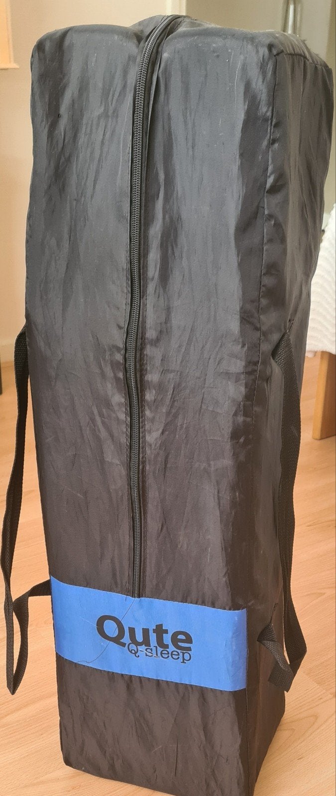 Qute Q-sleep Campingbedje - Blauw/Zwart met matras, Ophalen, Zo goed als nieuw, Reisbedje