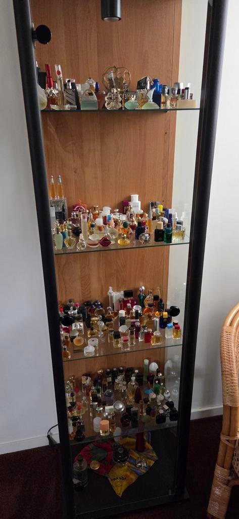 Verzameling miniatuur parfumflesjes. Incl. veel originele do, Ophalen, 25 tot 50 cm, Minder dan 100 cm