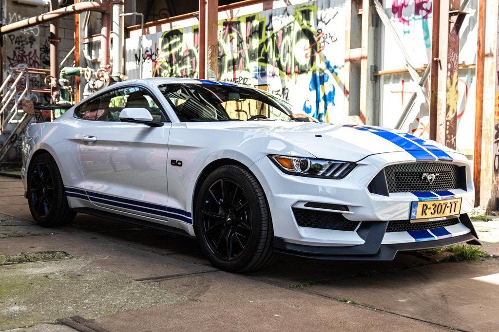 Ford Mustang GT 5.0 V8 Headers 512PK Automaat Shelby Fastbac, Auto's, Automaat, Gebruikt, 4 stoelen, Wit