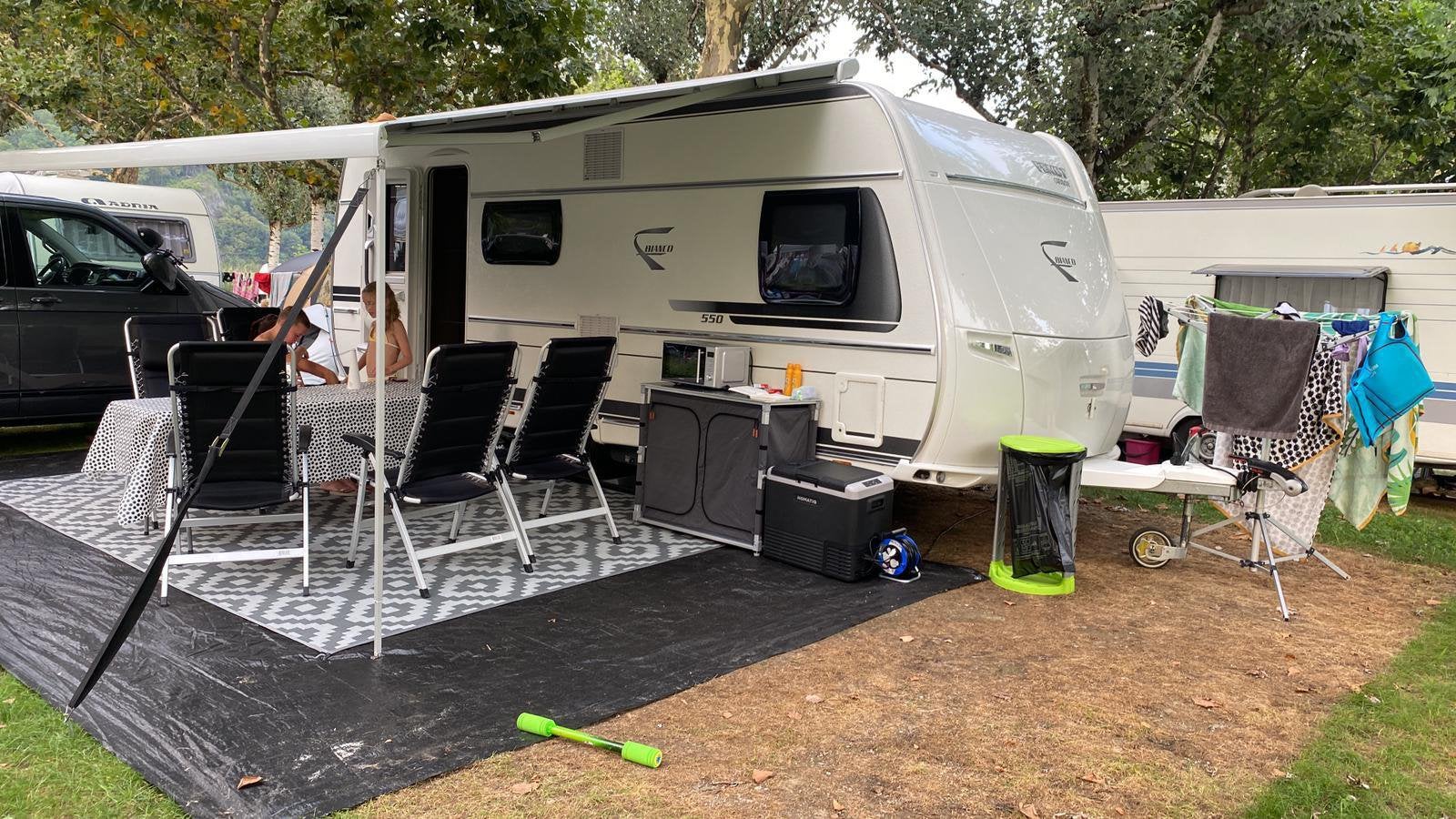 Fendt Bianco Selection 550 SKM met stapelbed, Caravans en Kamperen, Caravans, Bedrijf, Treinzit, Dwars-stapelbed, Kachel