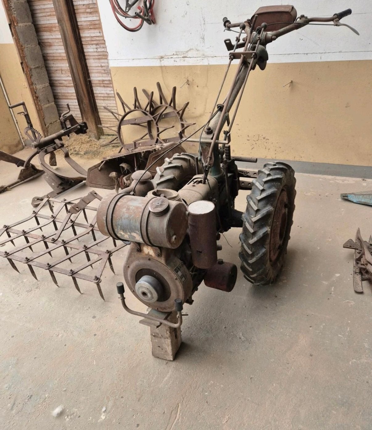 Oude landbouwmachine / éénassige trekker met veel toebehoren, Ophalen