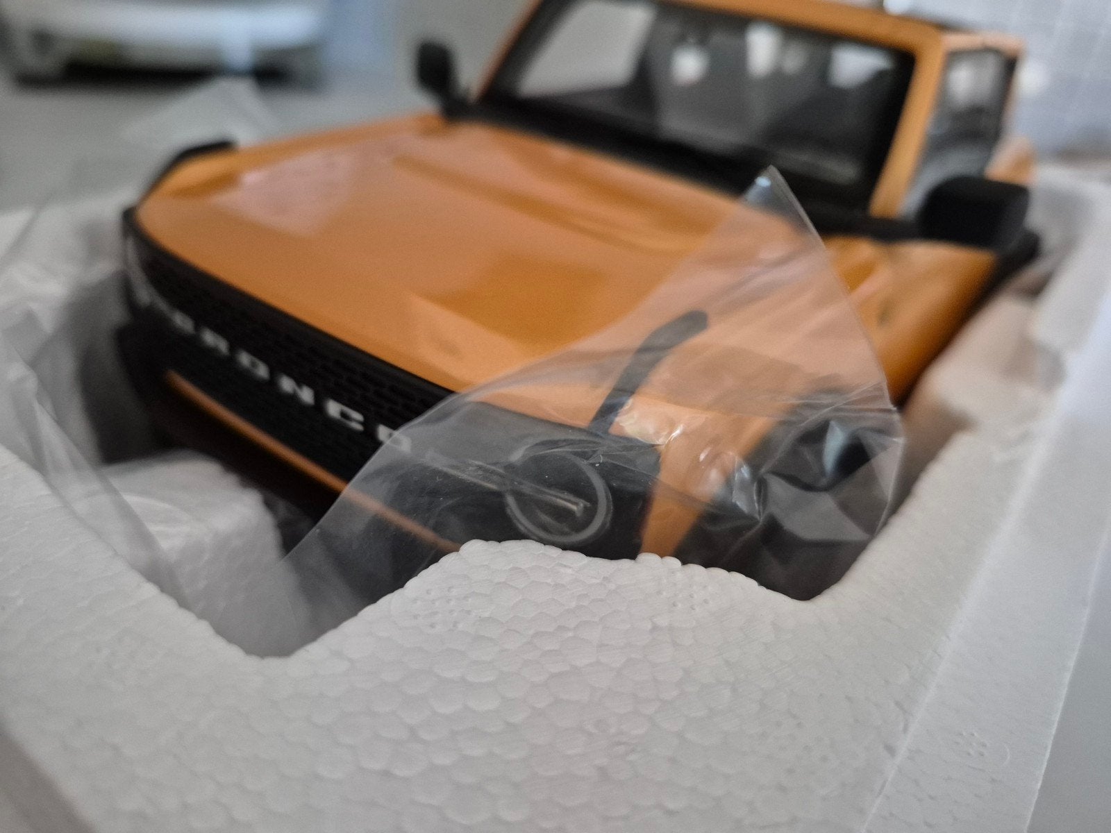 Ford Bronco GT Spirit Oranje Resinmodel met Certificaat, Hobby en Vrije tijd, Modelauto's | Overige schalen, Ophalen of Verzenden