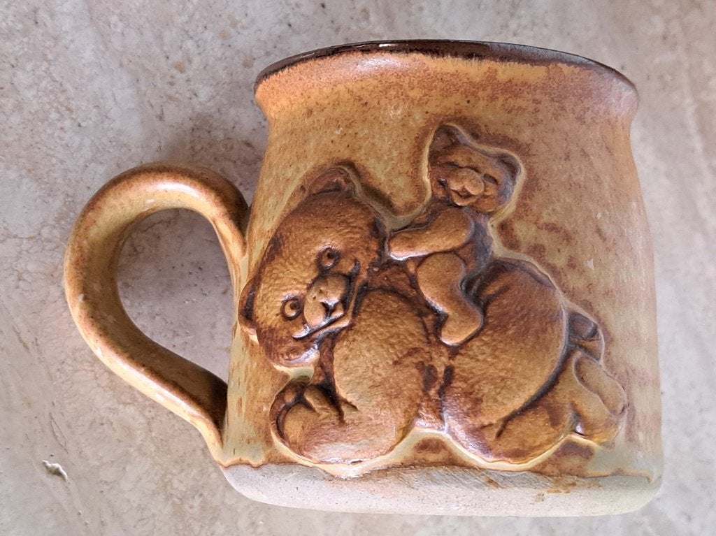 Studio Pottery gres mok reliëfteddyberen Ongeglazuurd PER S, Ophalen of Verzenden