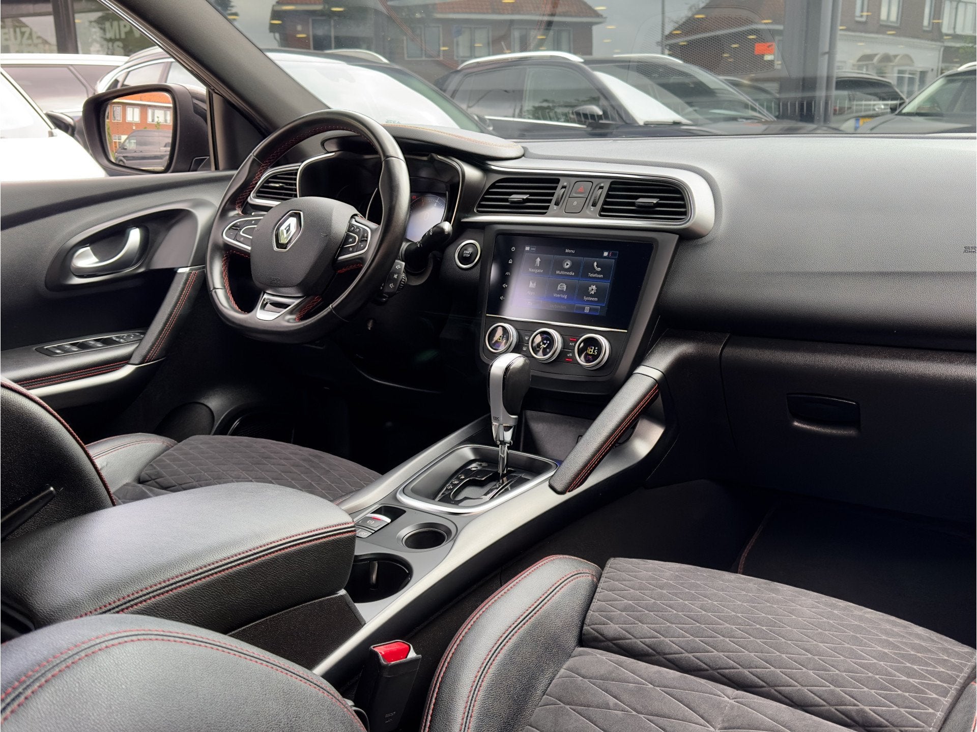 Renault Kadjar 1.3 TCe AUT7 BLACK EDITION DESIGNO-LEDER NAVI, Auto's, Renault, Kadjar, Gebruikt, Euro 6, 715 kg