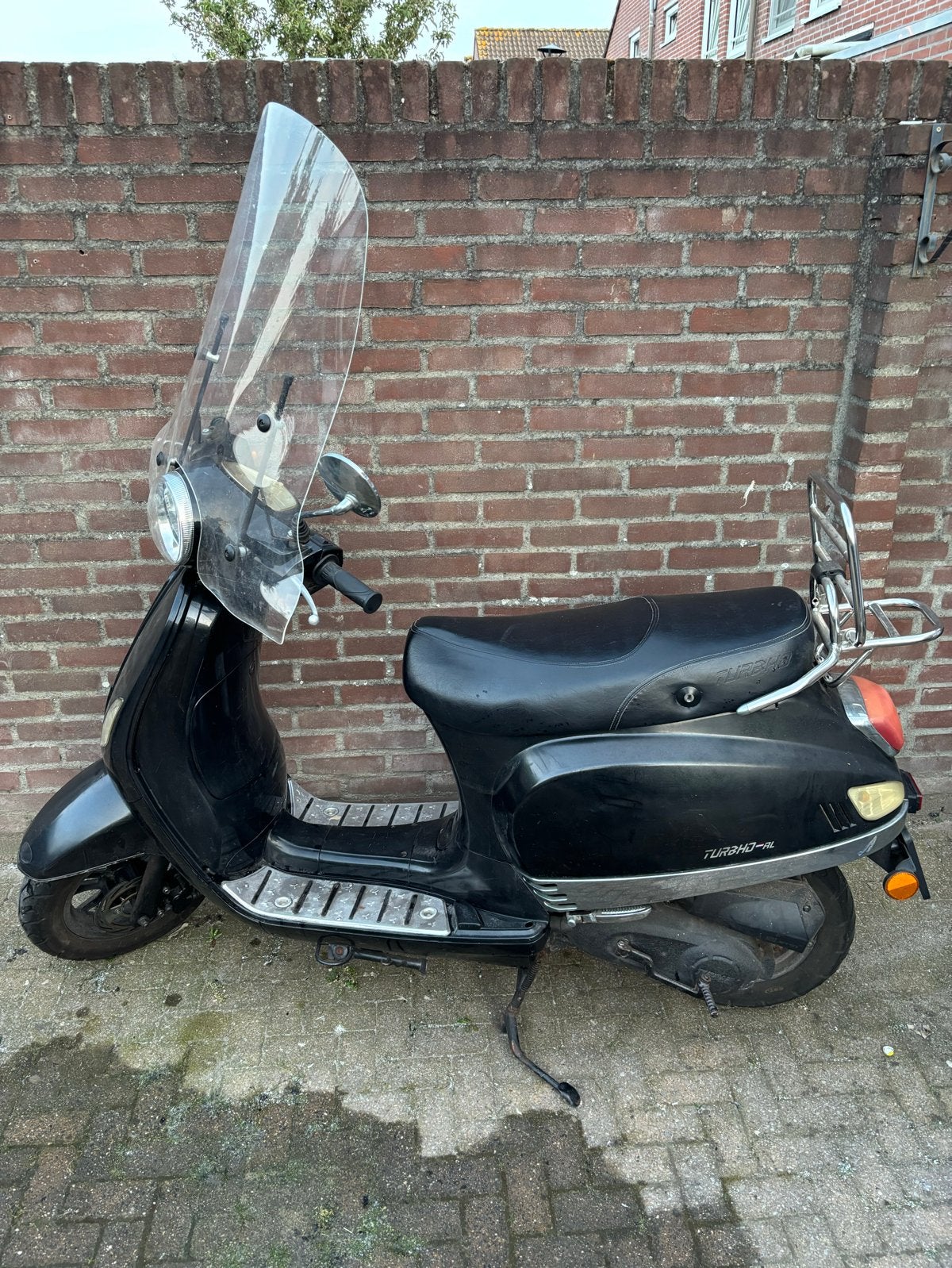 Zwarte Turbo-R scooter, gebruikt, km stand onbekend., Fietsen en Brommers, Snorfietsen en Snorscooters, Ophalen, Gebruikt, Benzine