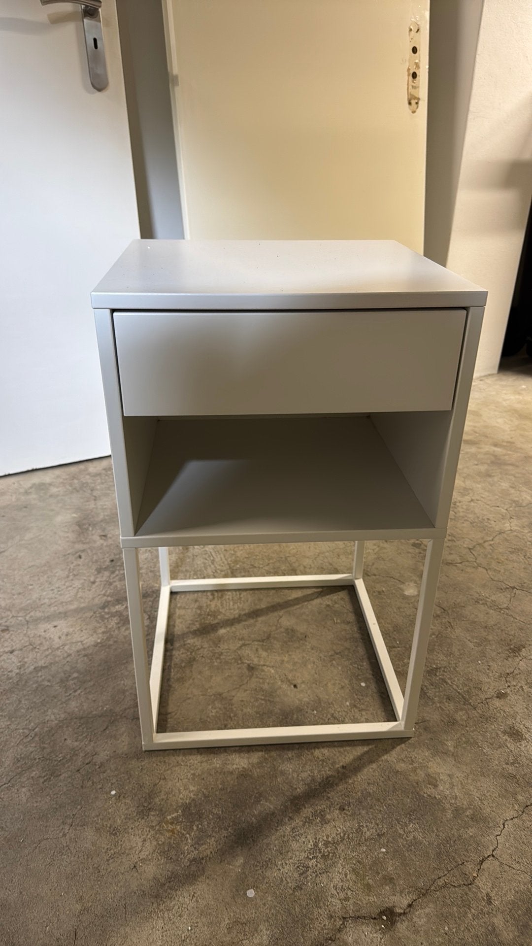 IKEA Vikhammer nachtkastje wit met lade, Huis en Inrichting, Slaapkamer | Nachtkastjes, Ophalen, Gebruikt, Minder dan 45 cm, 55 tot 70 cm