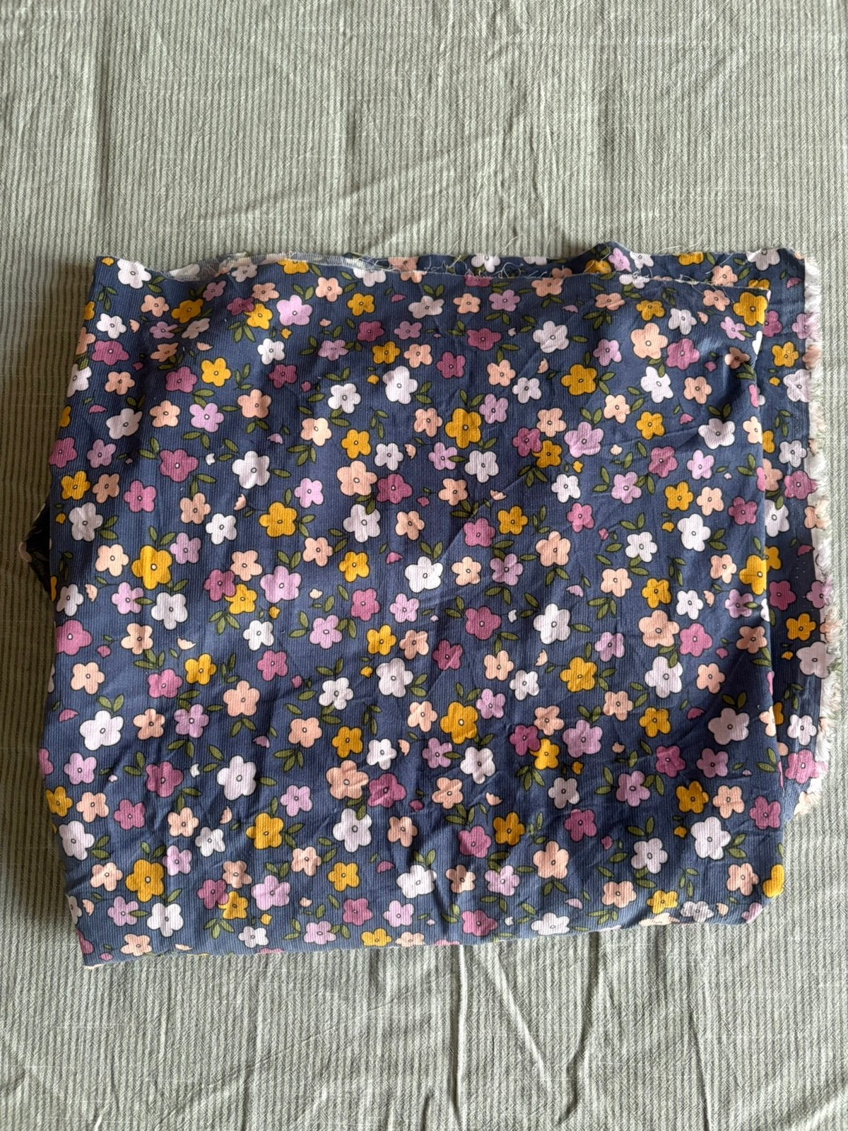 Corduroy met bloemen, Hobby en Vrije tijd, 120 cm of meer, Nieuw, Ophalen of Verzenden, Katoen