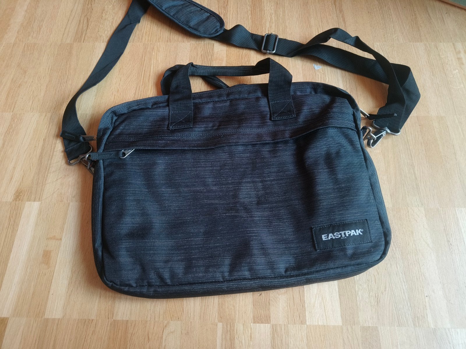 laptoptas Eastpak, 17 inch of meer, Ophalen of Verzenden, Zo goed als nieuw, Zwart
