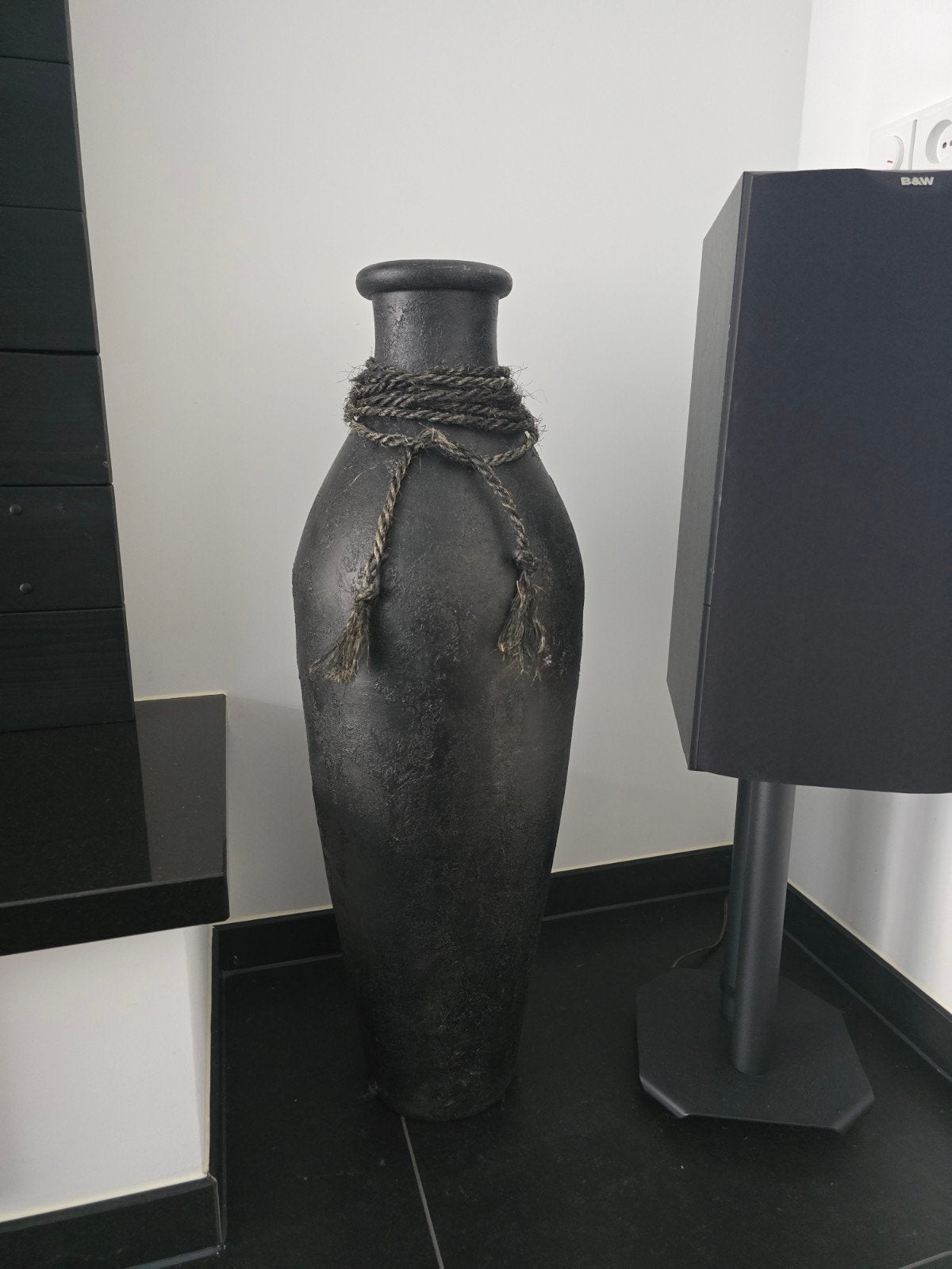 Grote decoratieve vaas met touwdetails - Zwart, Ophalen, Overige materialen, Zwart, Zo goed als nieuw