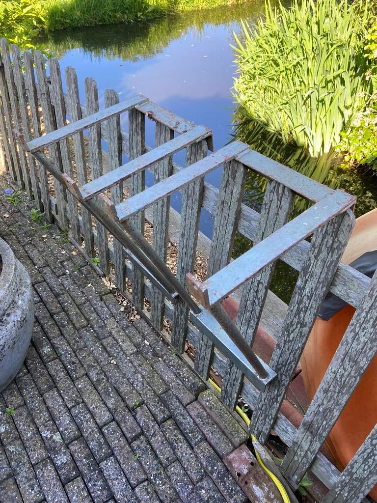Twee beugels voor trapsteiger., Doe-het-zelf en Verbouw, Ladders en Trappen, Ophalen, Zo goed als nieuw