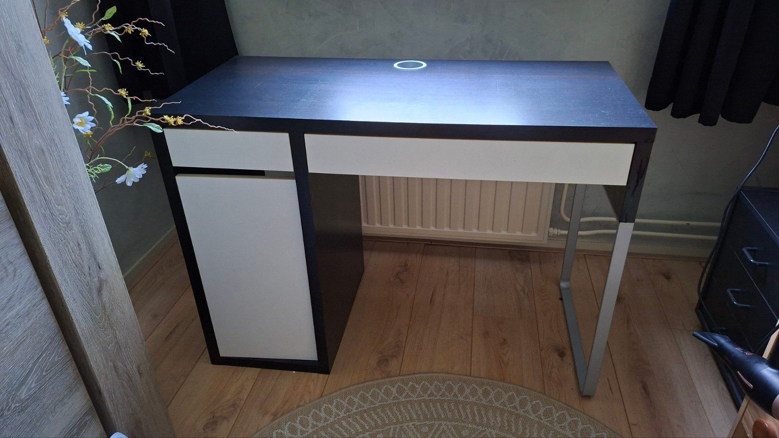 Bureau met lades en opbergruimte - 105x50x75 cm, Ophalen, 105 cm, Spaanplaat of MDF, Kabelgoot